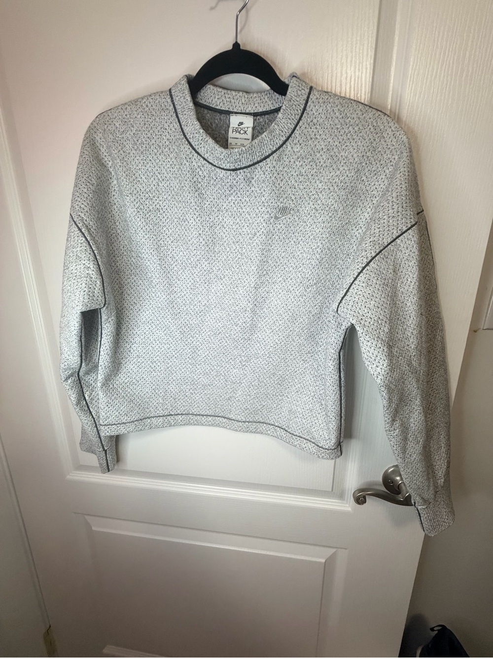 Nike Women’s Heather Light Gray Crewneck Sweatshirt with Contrast Piping